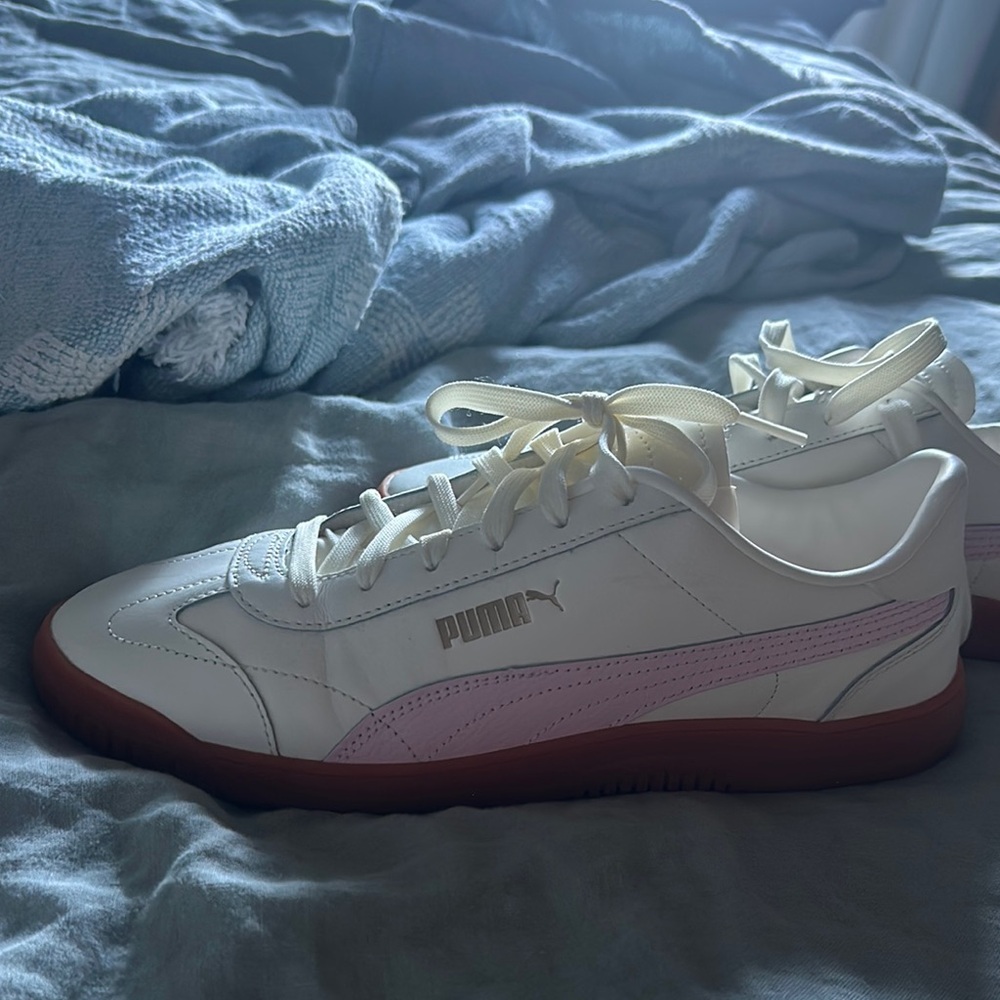 Brand new Puma White and Light Pink Casual Shoes